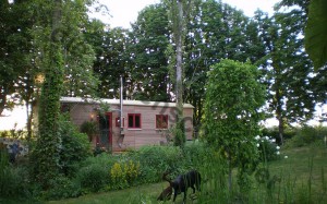 Zirkuswagen im schönen Garten.