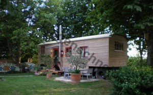 Eine kleine Terrasse vor dem Zirkuswagen.