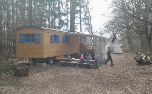 Idylisch gelegen im Wald bietet der Waldkindergarten mit einem Vordach schutz vor Wind und Wetter.