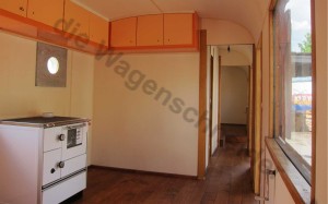 Blick durch die großzügige Küche Richtung Schlafzimmer. Küchenofen und Wanddurchführung..