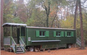 Waldkindergartenwagen Postillion e.V. Moosgrün mitten im Wald.